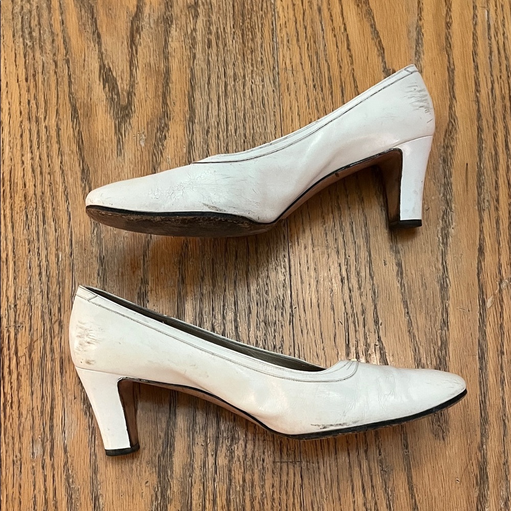 🐋👑🕊️Ferragamo Vintage Classic White Heels sz9.5B (run slightly small)